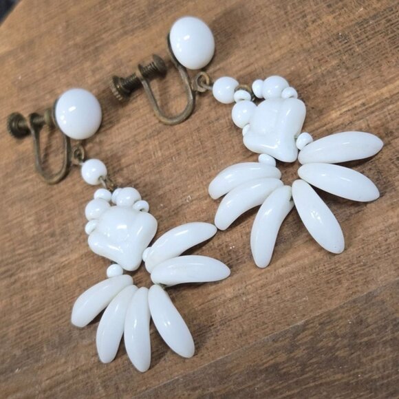 Vtg Art deco 1940s made in JAPAN milk glass screw back earrings - Picture 1 of 10